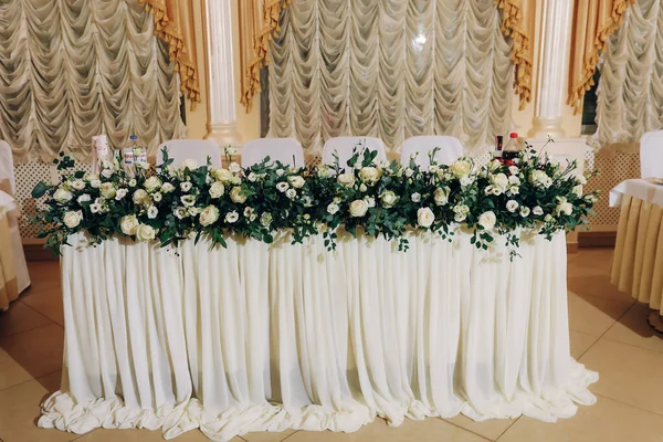 Свадебный Стол Цветочным Оформлением Высокое Качество Фото — стоковое фото