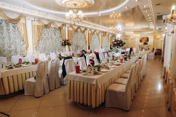 Klasik tarzda dekore edilmiş düğün yemeği salonu. Şölen için restoran, düğün dekorasyonu. Yüksek kalite fotoğraf