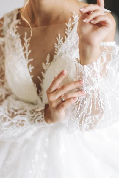 Retrato Moda Noiva Bonita Vestido Luxo Casamento Com Rendas Cristais — Fotografia de Stock