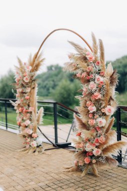 Düğününe ilham verecek 10 düğün kemeri fikri romantik bir tören için mükemmel bir düğün kemeri. Yüksek kalite fotoğraf