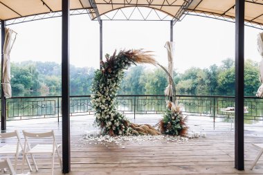 Çiçeklerle süslenmiş güzel yuvarlak düğün kemeri ve açık hava yeşilliği, kopyalama alanı. Açık havada düğün töreni için süslemeler. Yüksek kalite fotoğraf