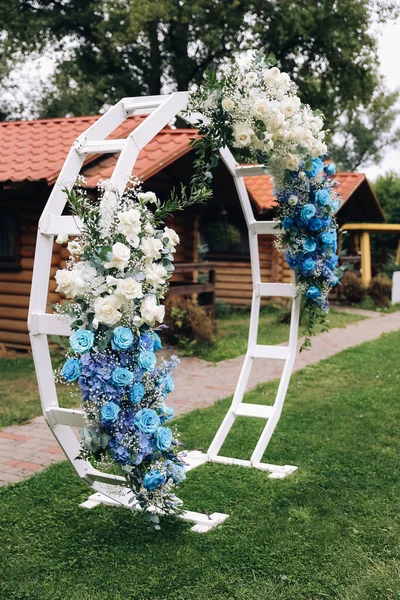 Elegant Rund Bröllopsbåge Dekorerad Med Vita Blommor Och Grönska Parken — Stockfoto