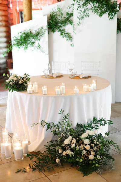 Heldere Feestelijke Zaal Met Prachtige Bloemen Serveren Hoge Kwaliteit Foto — Stockfoto