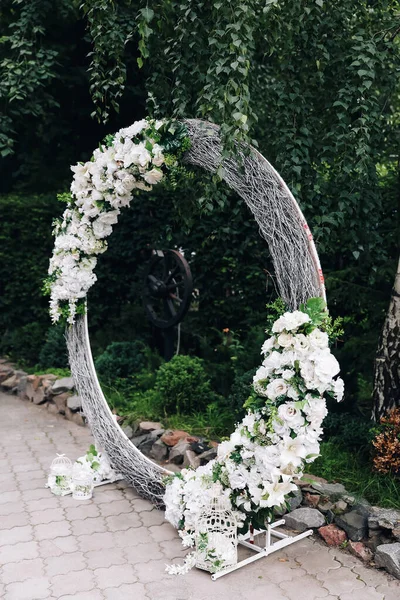 Vackert Bröllop Ordnat Plats För Bröllopsceremonin Rund Båge Vita Stolar — Stockfoto