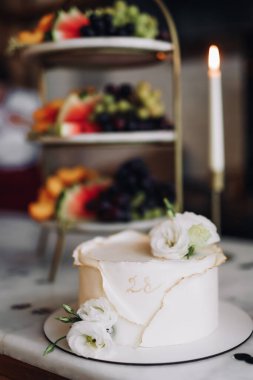 Çiçekli ve yaban mersinli beyaz düğün pastası. Yüksek kalite fotoğraf