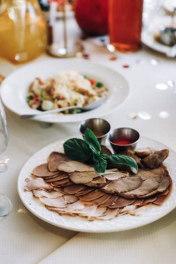 Domuz pirzolası, jambon, salam ve ekmek çubuklarıyla birlikte beyaz ahşap arka planda soğuk füme et tabağı. Yukarıdan bakınca. Yüksek kalite fotoğraf