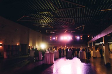 Lüks otel salonunda, arka planda pasta ve spot ışıkları olan bulanık bir düğün. Yüksek kalite fotoğraf