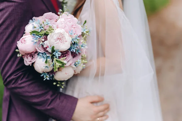 결혼식 포옹하는 신부와 고품질 — 스톡 사진