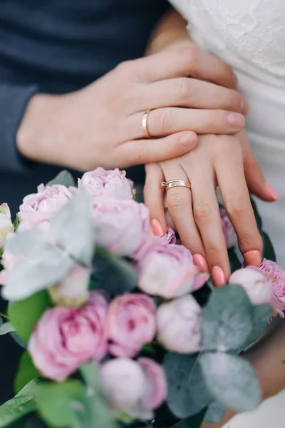 Casal Traje Casamento Com Buquê Flores Vegetação Está Nas Mãos — Fotografia de Stock