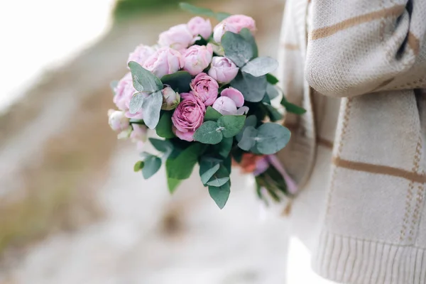 Sposa Abito Bianco Con Lussuoso Bouquet Decorato Con Eucalipto Foto — Foto Stock
