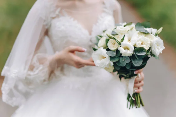 美丽的新娘握着她的花环 迷人的婚礼时刻 高质量的照片 — 图库照片