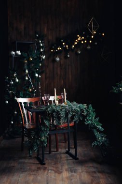 Bulanık arka planda dekore edilmiş Noel ağacı. Yüksek kalite fotoğraf