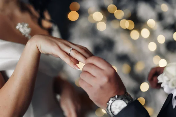 結婚式での指輪交換 ブロンドの花嫁と新郎は結婚登録で結婚指輪を身に着けています 高品質の写真 高品質の写真 — ストック写真