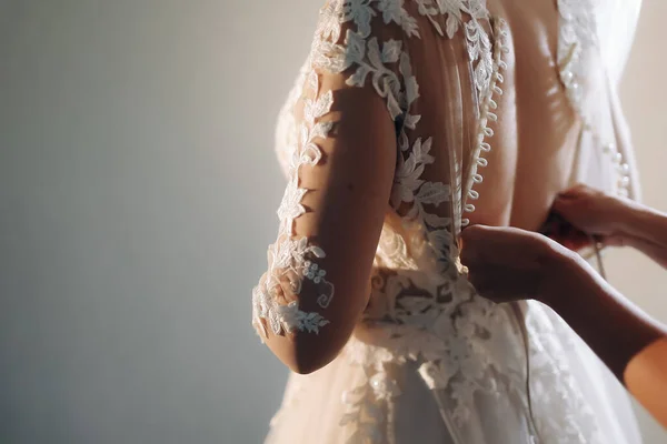 母親は娘のドレスを着 結婚式の詳細を断食する バックビュー 高品質の写真 — ストック写真