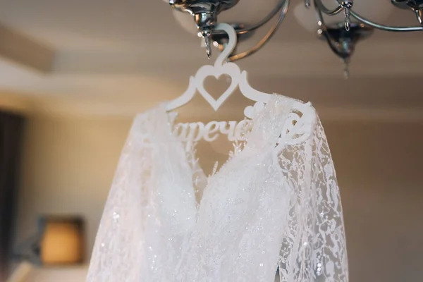 Vestido Casamento Perfeito Com Uma Saia Cheia Cabide Quarto Noiva — Fotografia de Stock