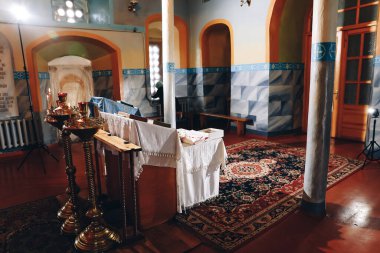 Ukrayna Ortodoks Kilisesi 'nde düğünler, tüm Hıristiyan kilise gelenekleri. Yüksek kalite fotoğraf