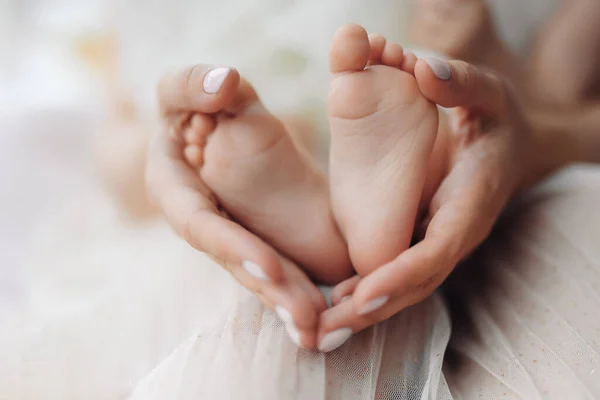 母親の手に赤ん坊の足 小さな新生児の足の上に女性形の手を閉じます ママと子供だ 幸せな家族の概念 マタニティの美しい概念的なイメージ 高品質の写真 — ストック写真
