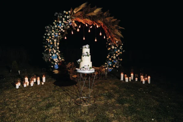 Velký Luxusní Svatební Dort Pozadí Kvetoucího Oblouku Stylu Boho Svatební — Stock fotografie