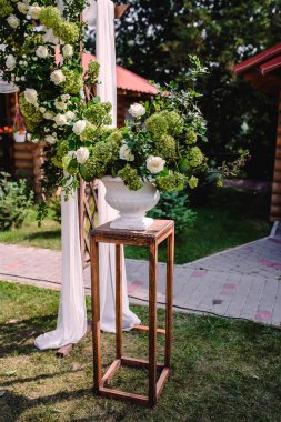 Tören, kemer, düğün, düğün, düğün, dekorasyon, dekorasyon, düğün süslemeleri, çiçekler, sandalyeler, açık havada açık havada seremoni, çiçek buketleri. - Evet. Yüksek kalite fotoğraf