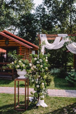  Düğün anı, dekorasyon, dekorasyon, düğün süsleri, çiçekler, sandalyeler, açık havada açık havada seremoni, çiçek buketleri. Yüksek kalite fotoğraf