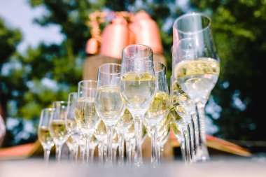 Masada şarap bardakları, parti geçmişi. Yüksek kalite fotoğraf