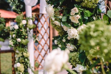 Düğün kemeri çiçekler, ışıklar ve konuklar için sandalyelerle süslenmiş. Düğün töreni. Düğün kemeri. Yüksek kalite fotoğraf