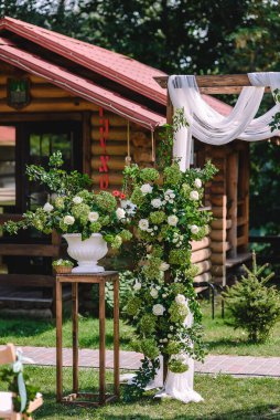 Çiçeklerle süslenmiş tören için düğün masası. Yüksek kalite fotoğraf