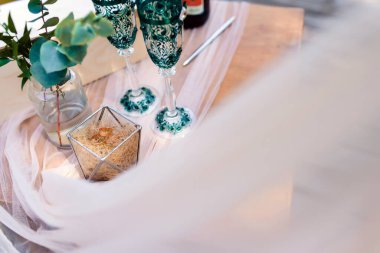 Beyaz çiçeklerin yakın görüntüsü, içinde bitkiler olan kırsal kutuda alyanslar. Yüksek kalite fotoğraf