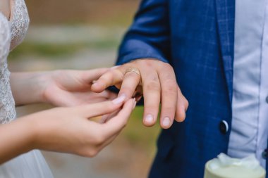 Gelin, damada nikah yüzüğünü takıyor. Yüksek kalite fotoğraf