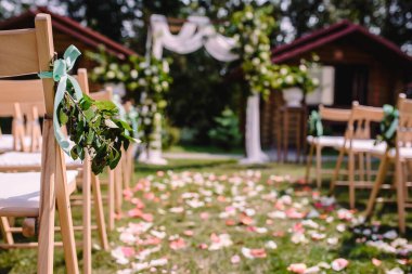 Yeşil çimlerde beyaz sandalyeli açık hava seremonisi. Yüksek kalite fotoğraf