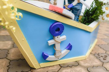 Çapası olan mavili çocuklar için dekoratif gemi. Yüksek kalite fotoğraf