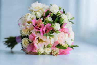 Pencere pervazında duran bir buket beyaz gül. Yüksek kalite fotoğraf