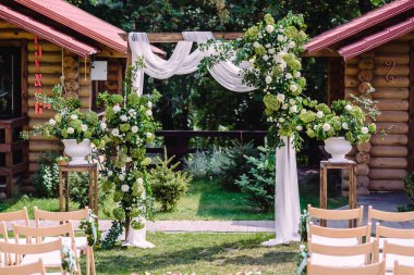 Düğün için düğün kemeri. Kırsal tarzda güzel bir düğün dekoru. Yüksek kalite fotoğraf