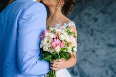 Zarif bir düğün çifti. Gelin ve damat düğün günü kucaklaşacak. Yüksek kalite fotoğraf