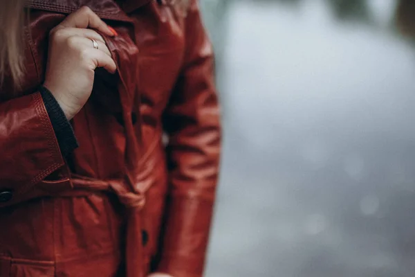 Młoda Kobieta Odchodzi Samotnie Leśnej Ścieżce Czerwonym Długim Płaszczu Lub — Zdjęcie stockowe