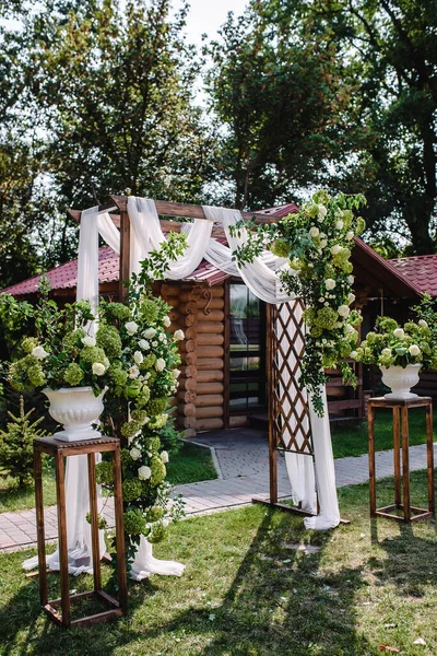 在绿油油的公园山谷里 一个美丽的浪漫的地方 外面的婚礼用鲜花白玫瑰装饰着 高质量的照片 — 图库照片
