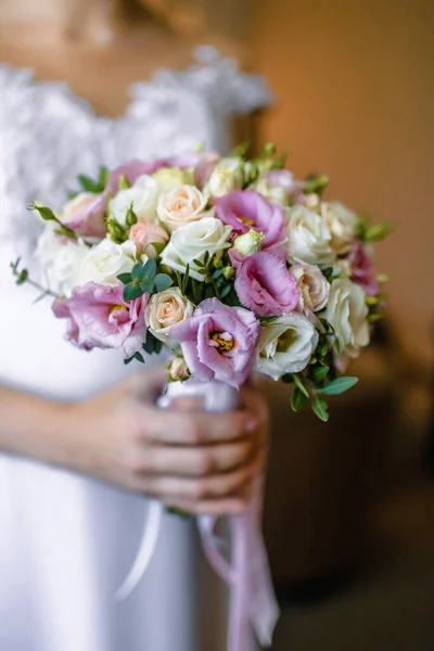 Vacker Brud Som Håller Bröllop Bukett Högkvalitativt Foto — Stockfoto
