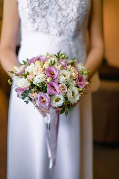 Bela Noiva Segurando Buquê Casamento Foto Alta Qualidade — Fotografia de Stock