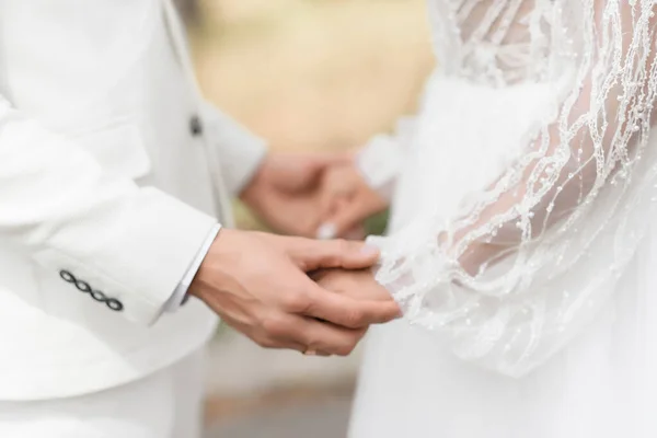 Casal Segurando Mãos Dia Casamento Casal Apaixonado Foto Alta Qualidade — Fotografia de Stock