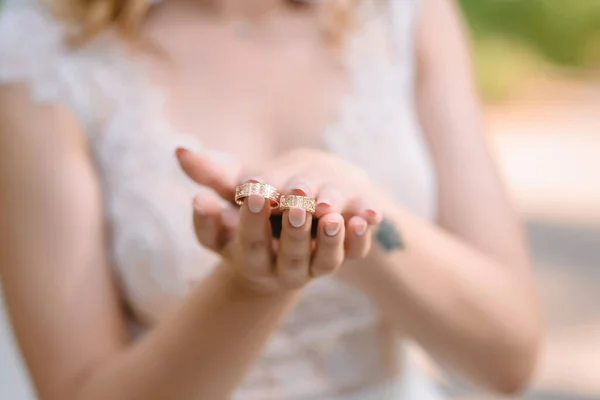 新娘在准备婚礼时 手里拿着一枚结婚戒指 准备和举行这个节日 高质量的照片 — 图库照片