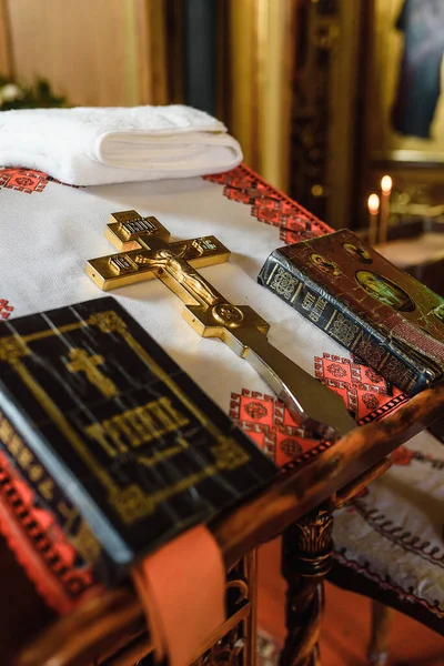 Het Gouden Kruis Bijbel Oekraïense Kerk Hoge Kwaliteit Foto — Stockfoto