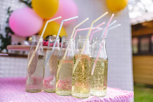 Dekorative Outdoor Party Getränkestation Mit Kleinen Flaschen Und Hausgemachter Pfirsich — Stockfoto