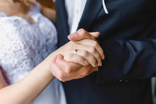 Pengantin Pria Memegang Tangan Pada Hari Pernikahan Foto Berkualitas Tinggi — Stok Foto