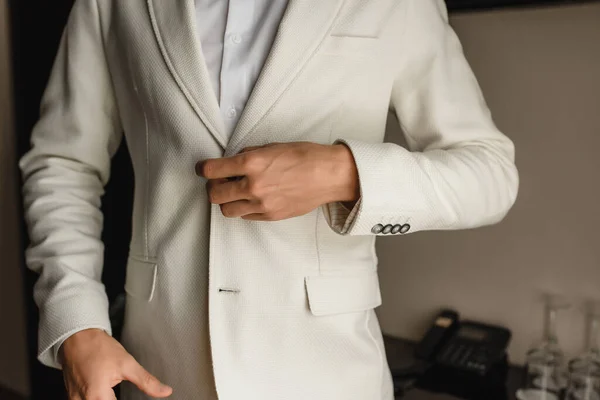 Homem Smoking Com Laço Gravata Abotoando Seu Casaco Ajustando Sua — Fotografia de Stock