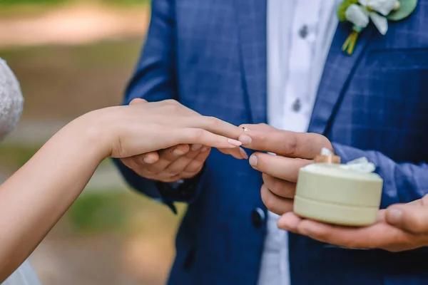 Hagyományos Gyűrűcsere Esküvői Ceremónián Szőke Menyasszony Vőlegény Jegygyűrűt Visel Házassági — Stock Fotó