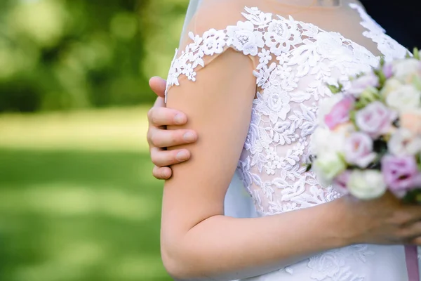 Romantiskt Förhållande Närbild Man Hand Kvinnlig Axel Närbild Bröllopspar Brudgummen — Stockfoto
