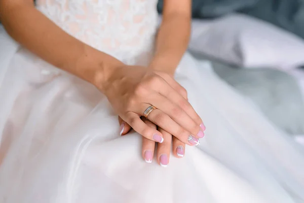 Невеста Сложила Руки Коленях Ожидании Жениха Невесты Утром Высокое Качество — стоковое фото