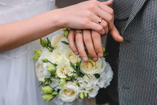 Pasangan Muda Menikah Berpegangan Tangan Upacara Pernikahan Hari Foto Berkualitas — Stok Foto