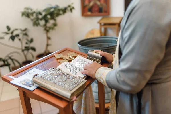 Het Doopritueel Lettertype Voor Orthodoxe Doop Priester Leest Een Gebed — Stockfoto