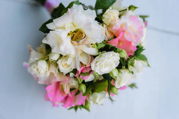 Pár Vagy Jegygyűrűk Csokor Virágok Összpontosítani Gyémánt Kiváló Minőségű Fénykép — Stock Fotó